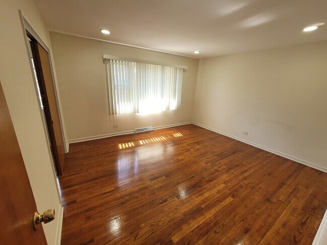 Building Photo - 8950 Skokie Blvd