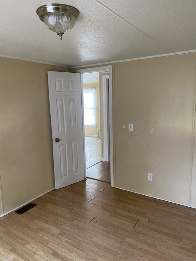 Building Photo - Spacious mobile home in a lovely community located in downtown area of Athens.