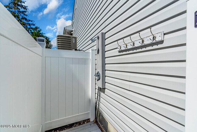 Building Photo - 1648 Center St