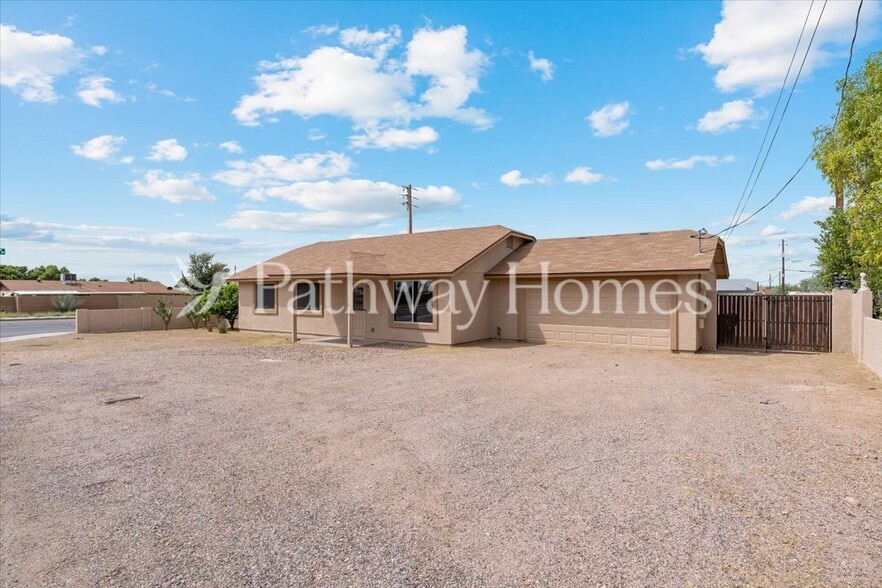 Building Photo - 774 S Ocotillo Dr