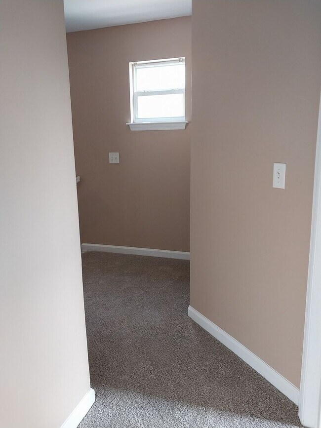 Building Photo - Cute townhome with 3 bd / 2.5 Bath