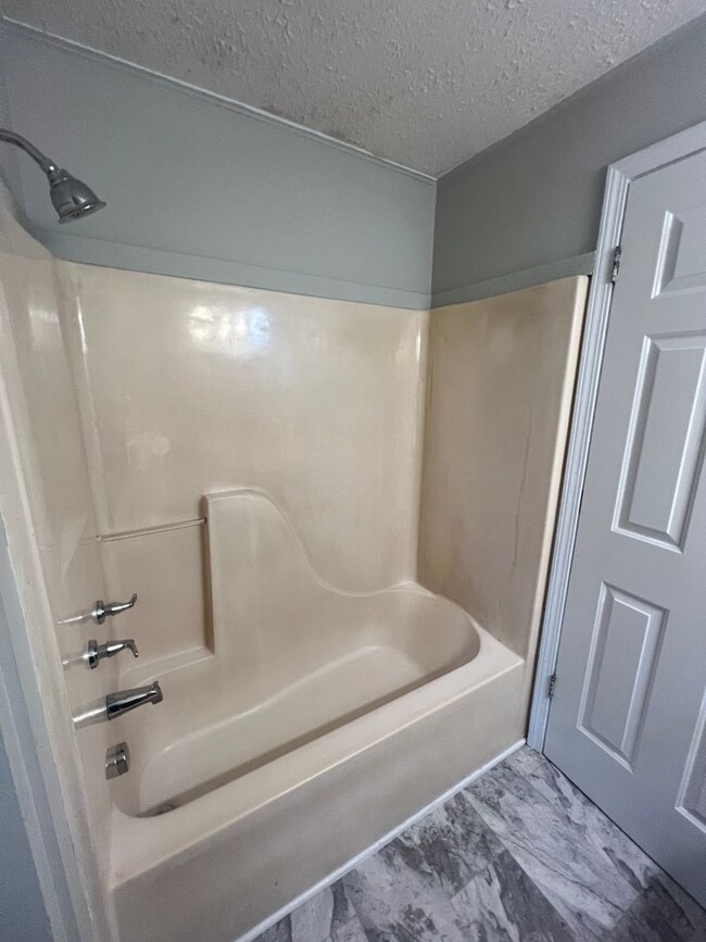 Building Photo - 2 Bedroom 1 Bath