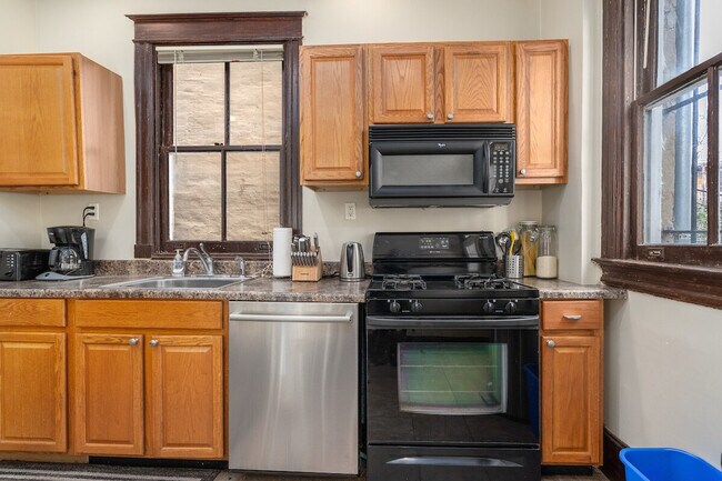 Building Photo - 1308 Potomac Ave SE