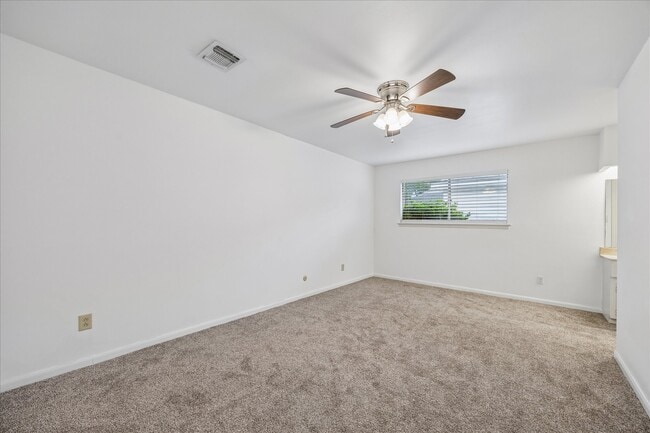 Building Photo - 11926 Waldemar Dr
