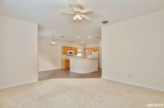 Building Photo - Amazing 3/2 Spacious Home with a Bonus Roo...