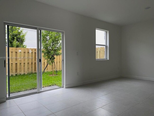 Building Photo - 2682 SE 11th Ct