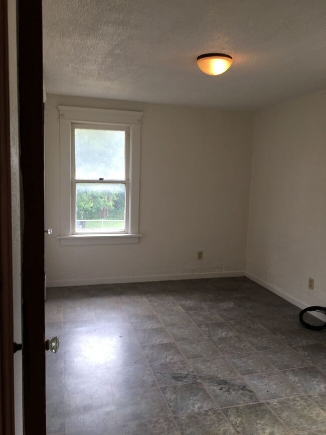 Building Photo - Awesome 3 BR 1 Bath Home with off street p...