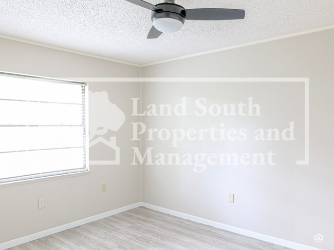 Building Photo - 2190 Belaire Dr