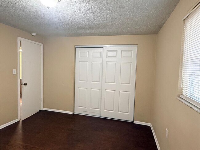 Building Photo - 10038 Kingswood Ln