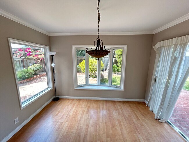 Building Photo - Stunning 4 Bedroom 2.5 Bath Home with Offi...