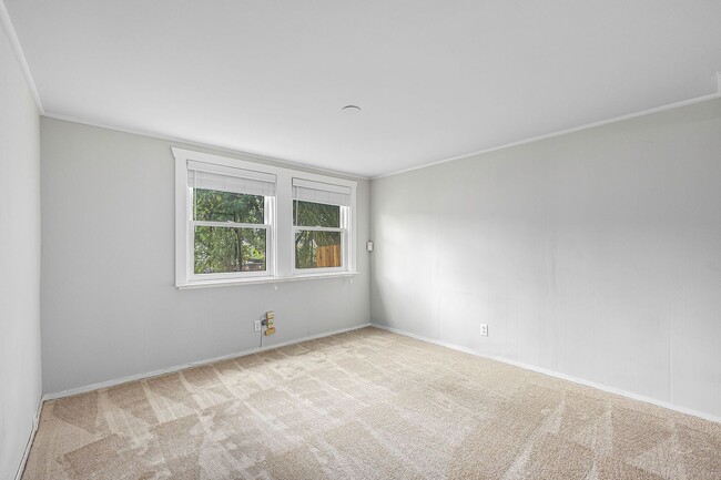 Building Photo - 3901 Everett Ave