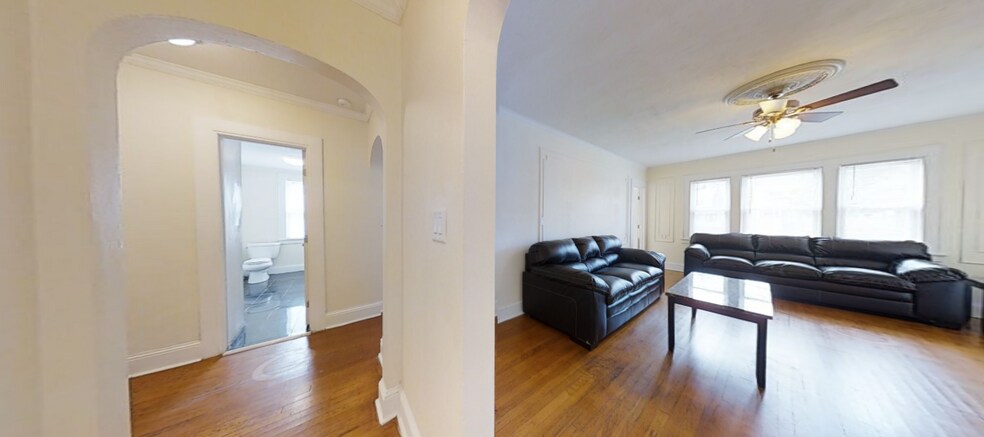 Building Photo - 2401 E Genesee St