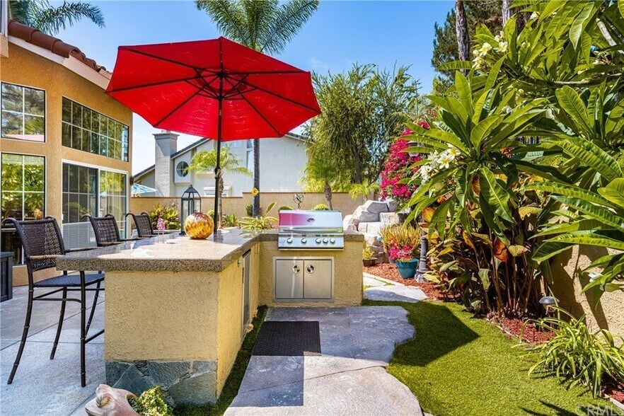 Building Photo - 5860 Vista Del Mar