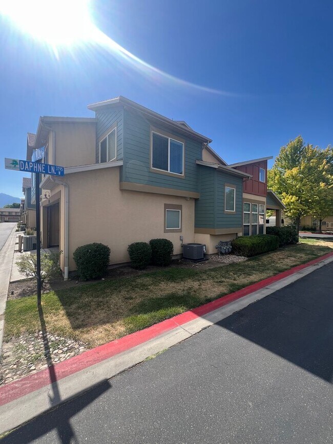 Building Photo - Awesome Townhome End-unit in South Jordan