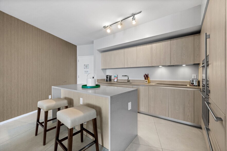 Building Photo - 4111 S Ocean Dr