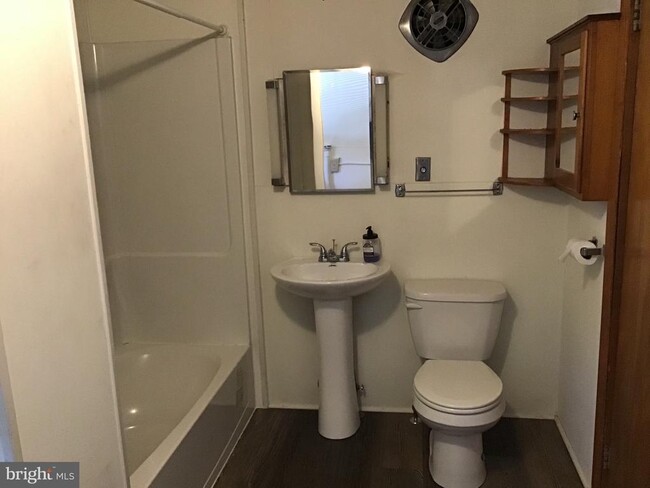 Building Photo - 1822 E Main St