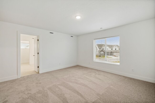 Building Photo - Move-In Ready Elegance - 4 Bedrooms! Pet Friendly!