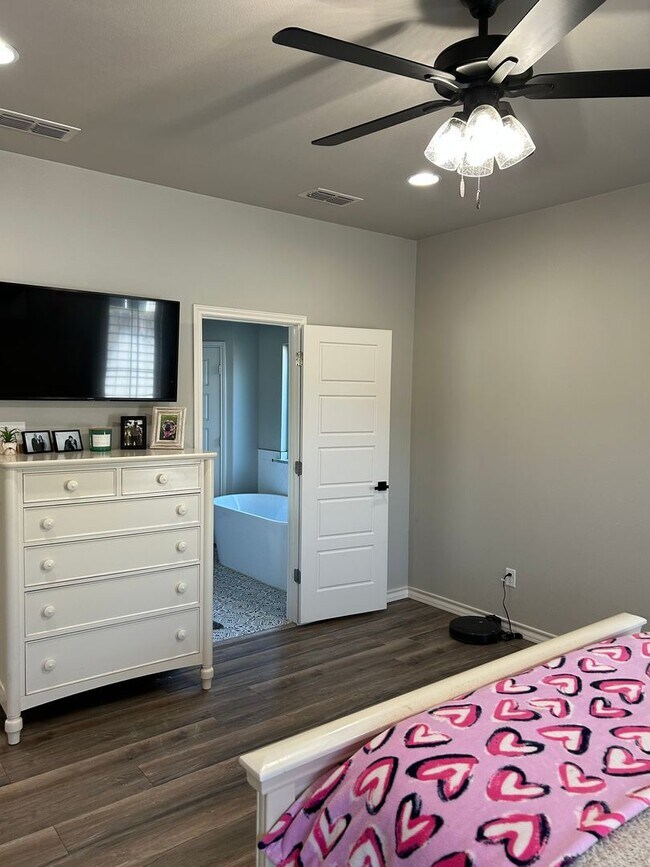 Building Photo - 1104 N Granby Ave