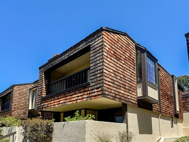 Building Photo - Luxurious Coastal Living: Fully Remodeled 3-Bed, 3.5-Bath with Ocean Views in Sea Point