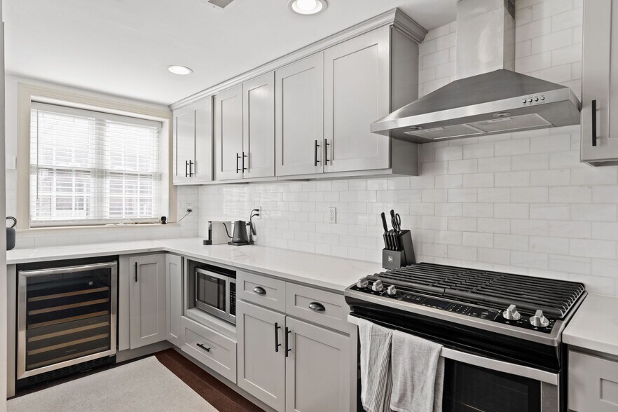 Building Photo - 710 Clymer St