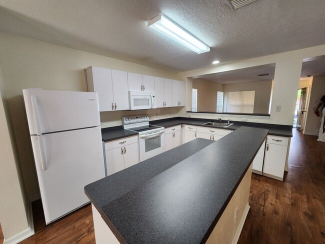 Building Photo - $1000 Off First Full Months Rent - Spacious townhome in Riverview!