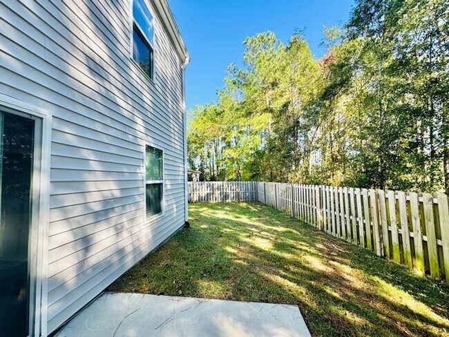 Building Photo - 4 bed 2.5 bath located in The Links at Way...