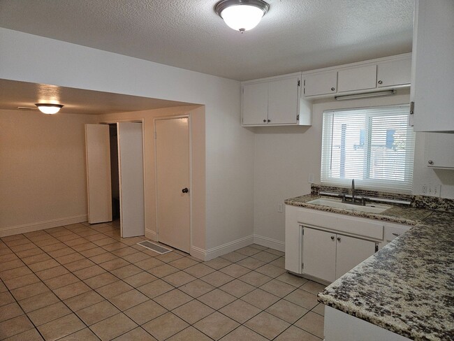 Building Photo - Franklin Triplex - Golden Dev