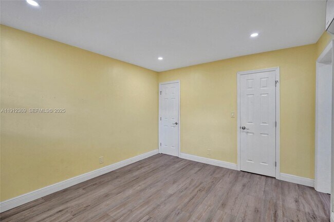 Building Photo - 720 SE 15th St