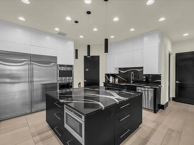 Building Photo - 3 Bedroom Home In 55+ Community!
