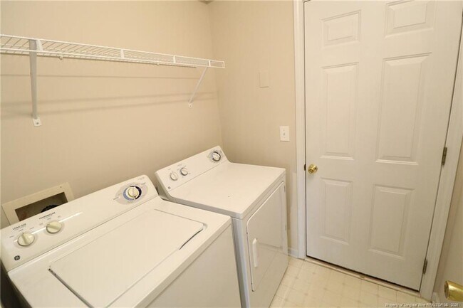 Building Photo - 305 Firefly Rd