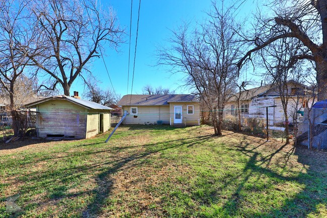 Building Photo - 2 bedroom 2 bath! NEW PAINT! NEW STOVE!