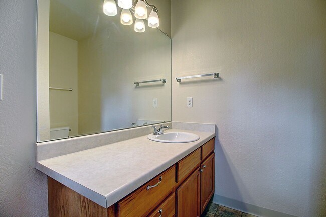 Building Photo - Charming 3 Bed 2 Bath Willow Run Home - Available August 10!