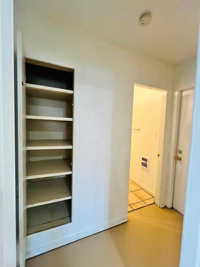 Building Photo - 118 W Birch St