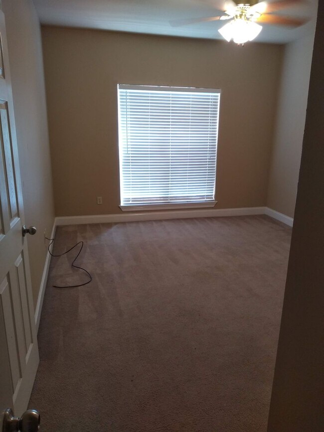 Building Photo - 2br/2ba H/C with washer dryer