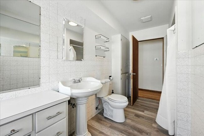 Building Photo - Spacious, Newly Renovated 5-Bedroom Home N...