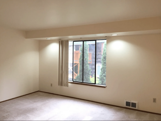 Building Photo - 2251 NE Blakeley St