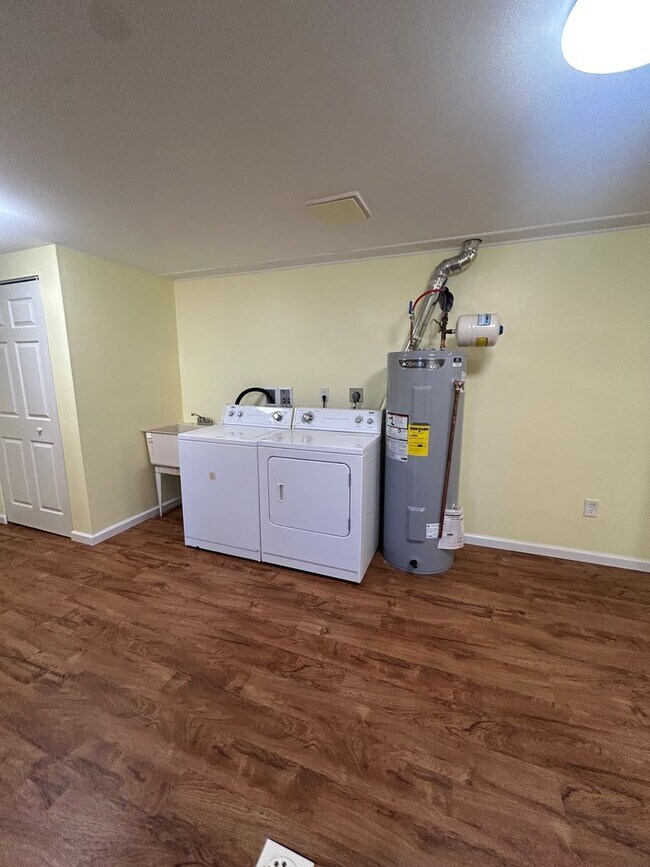 Building Photo - 3 bedroom, 3 bath house located in Park Forest