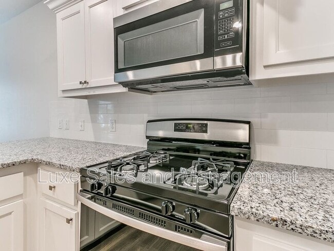 Building Photo - 3703 N Divis Ave