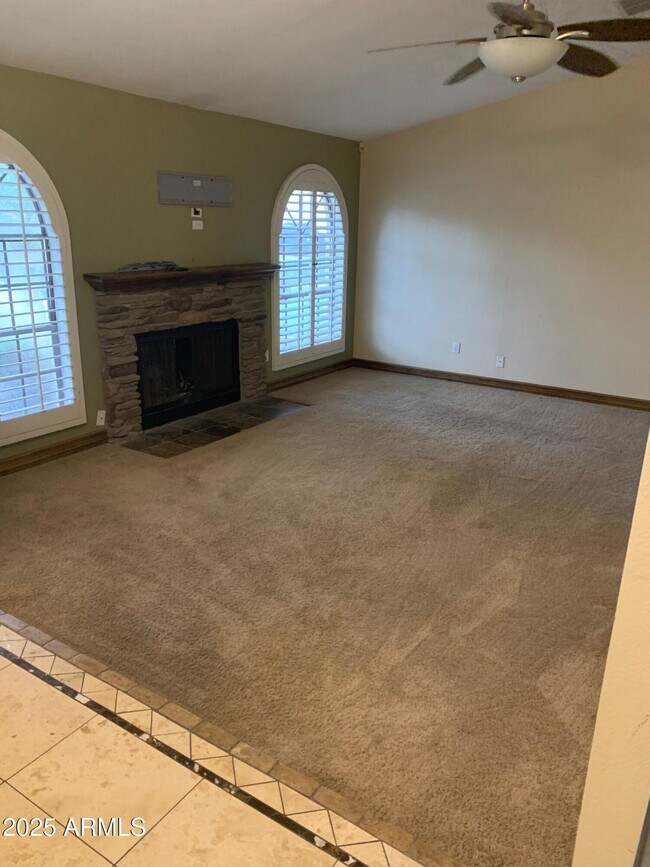 Building Photo - 435 E Larkspur Ln
