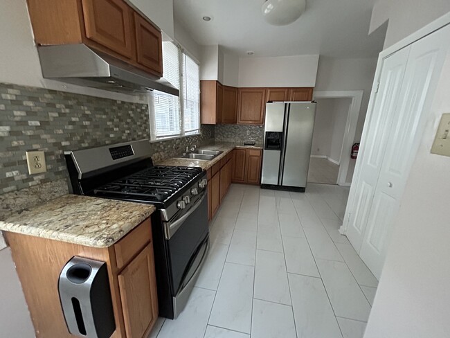 Kitchen - 4005 Franklin Ave