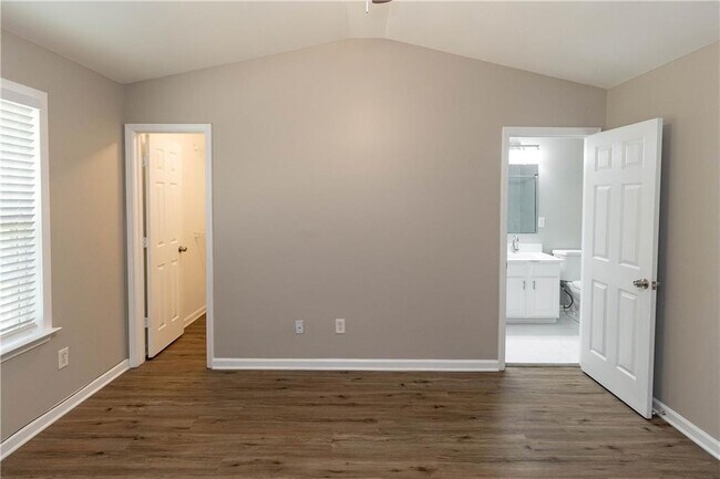 Building Photo - 745 Crestwell Cir