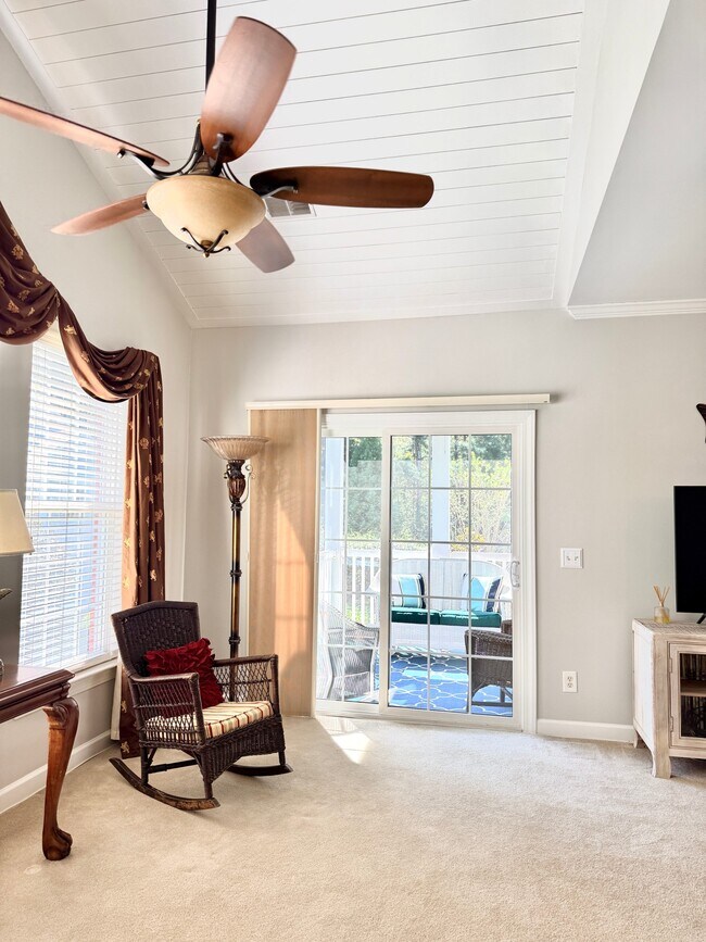 Building Photo - 1371 Hopton Cir