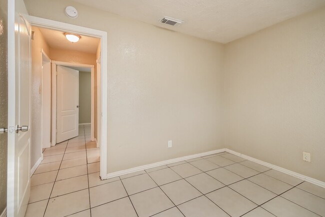 Building Photo - 2007 Deerhurst Ln