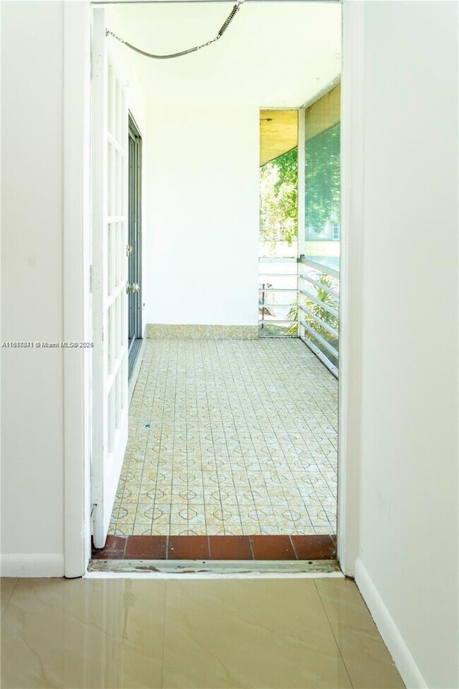 Building Photo - 5140 SW 40th Ave