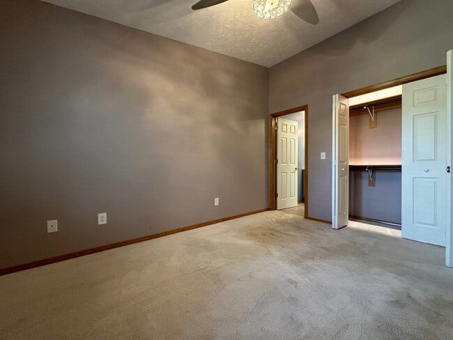 Building Photo - 405 Park Creek Ct