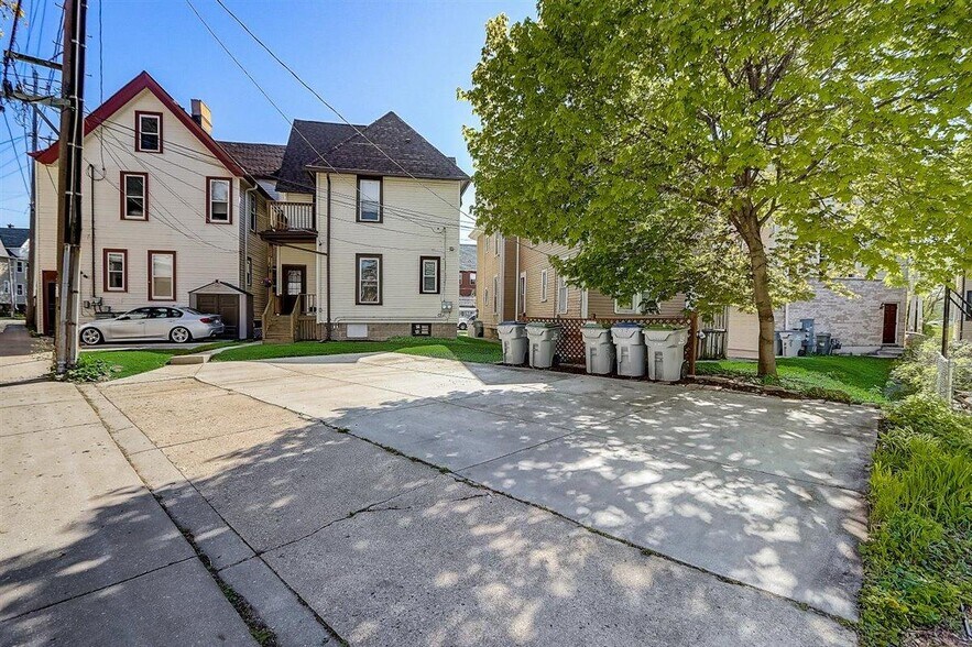 Back entrance and parking - 1512 E Irving Plz
