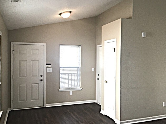 Building Photo - 15401 Ten Point Dr