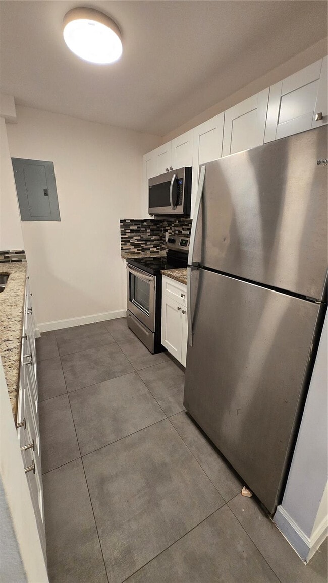 Building Photo - 13390 NE 7th Ave