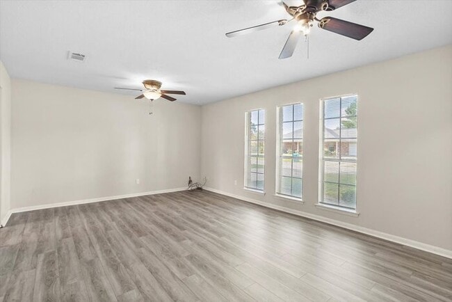 Building Photo - 2315 Robert Dr