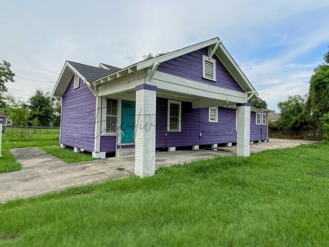 Primary Photo - 2-Bedroom House with Bonus Space Near Down...